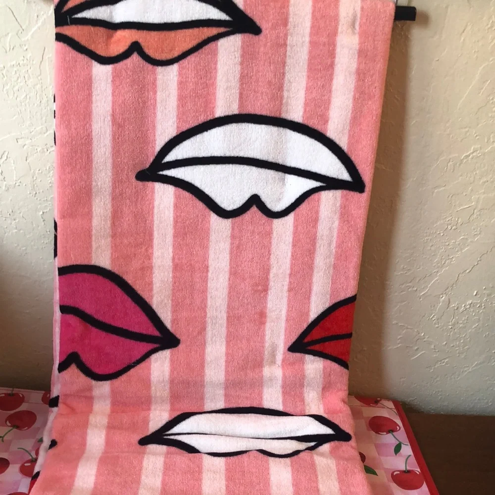 NWT Juicy Couture Lip Printed Beach Towel